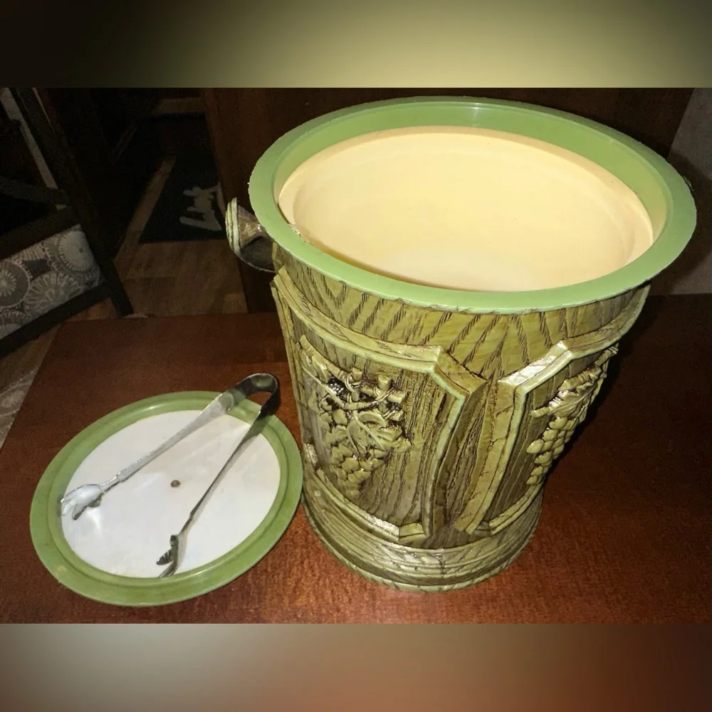Vintage Mid Century Plastic Faux Wood Grain Cocktail Ice Bucket‎ Green Grapes